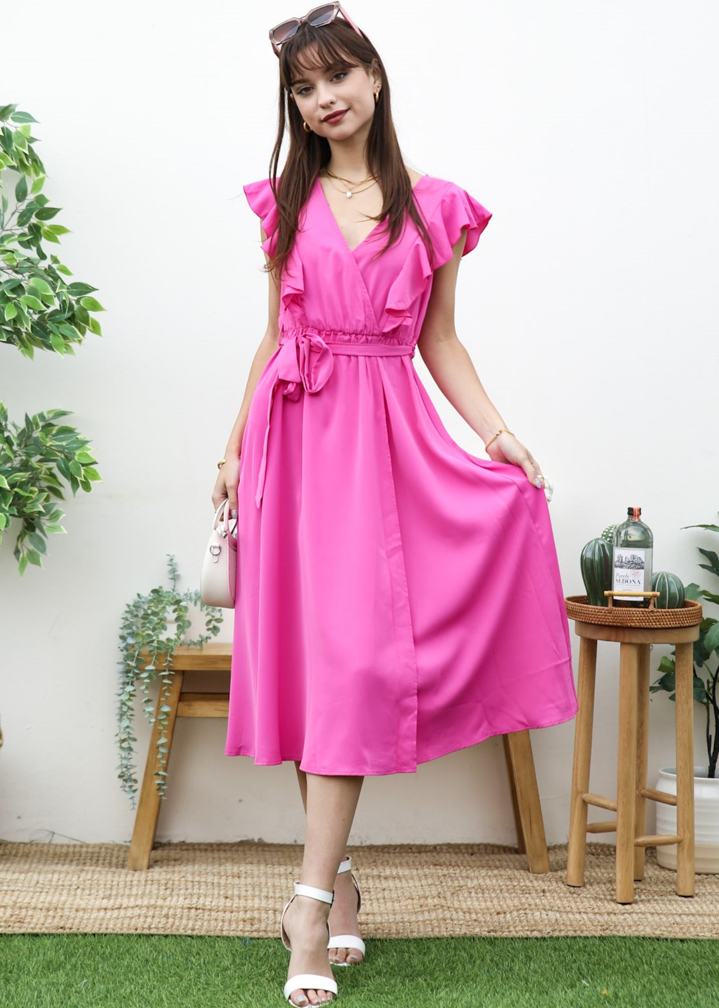 Vestido midi con abertura y detalle de volante