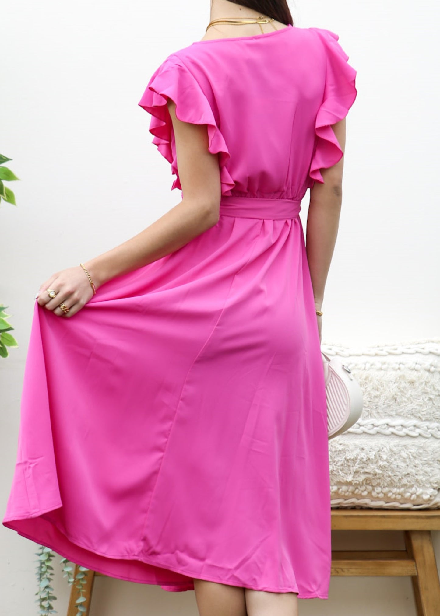 Vestido midi con abertura y detalle de volante