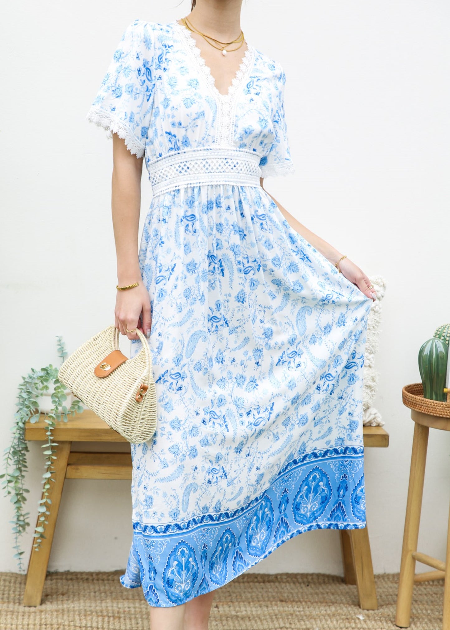 Vestido con abertura lateral y lazo en la espalda