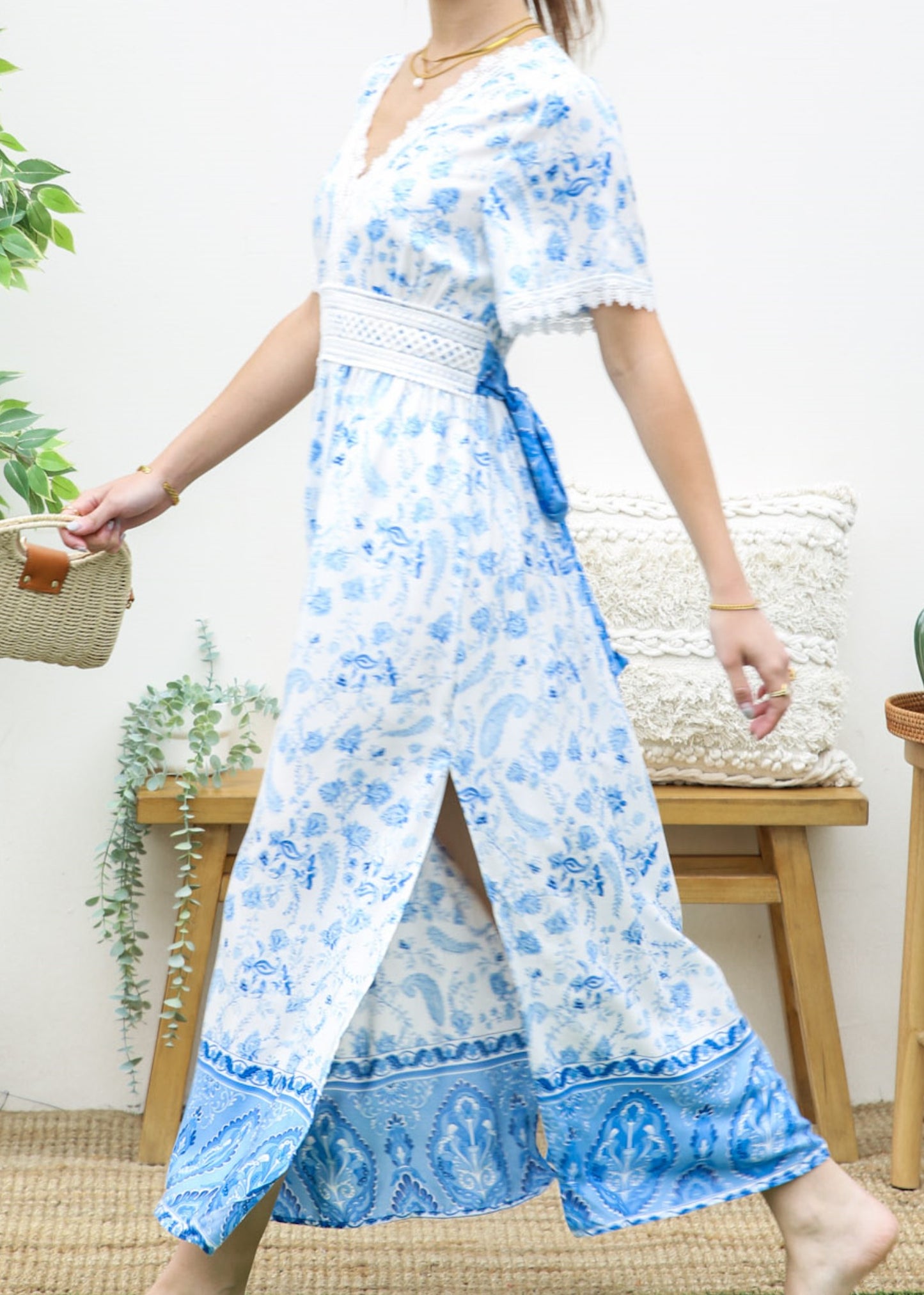 Vestido con abertura lateral y lazo en la espalda