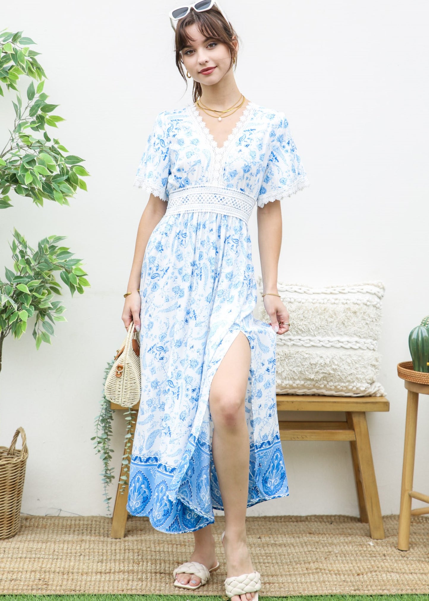 Vestido con abertura lateral y lazo en la espalda