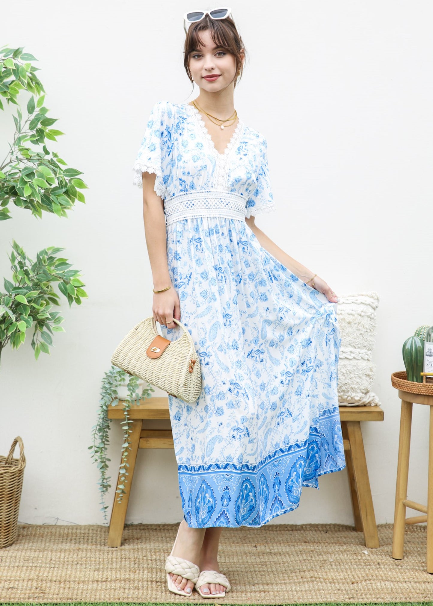 Vestido con abertura lateral y lazo en la espalda