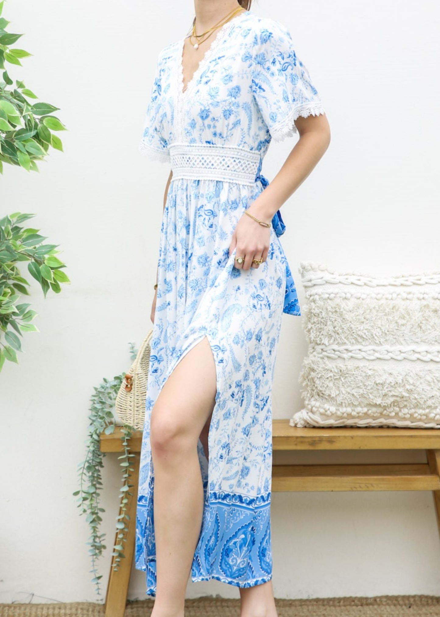 Vestido con abertura lateral y lazo en la espalda