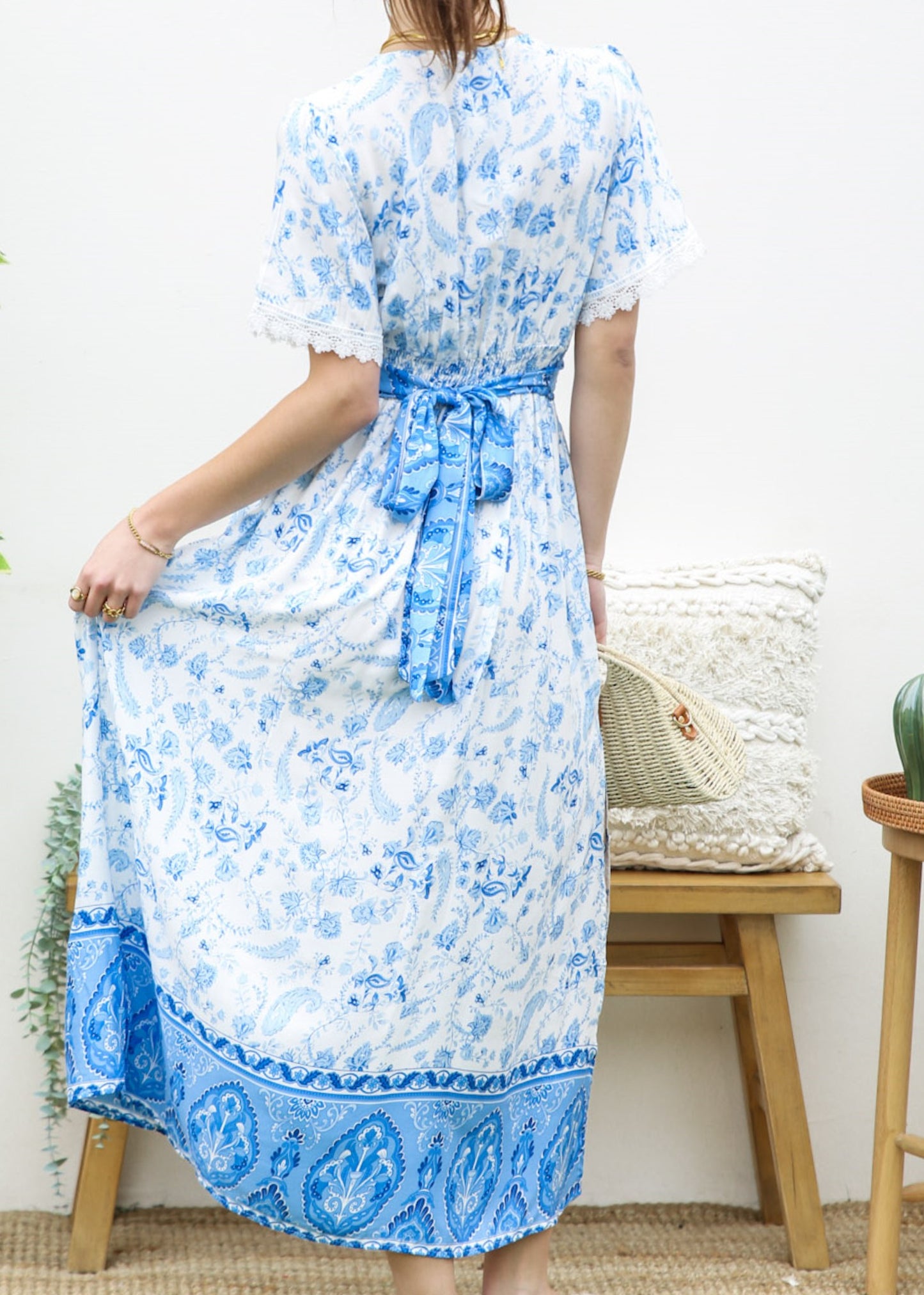 Vestido con abertura lateral y lazo en la espalda