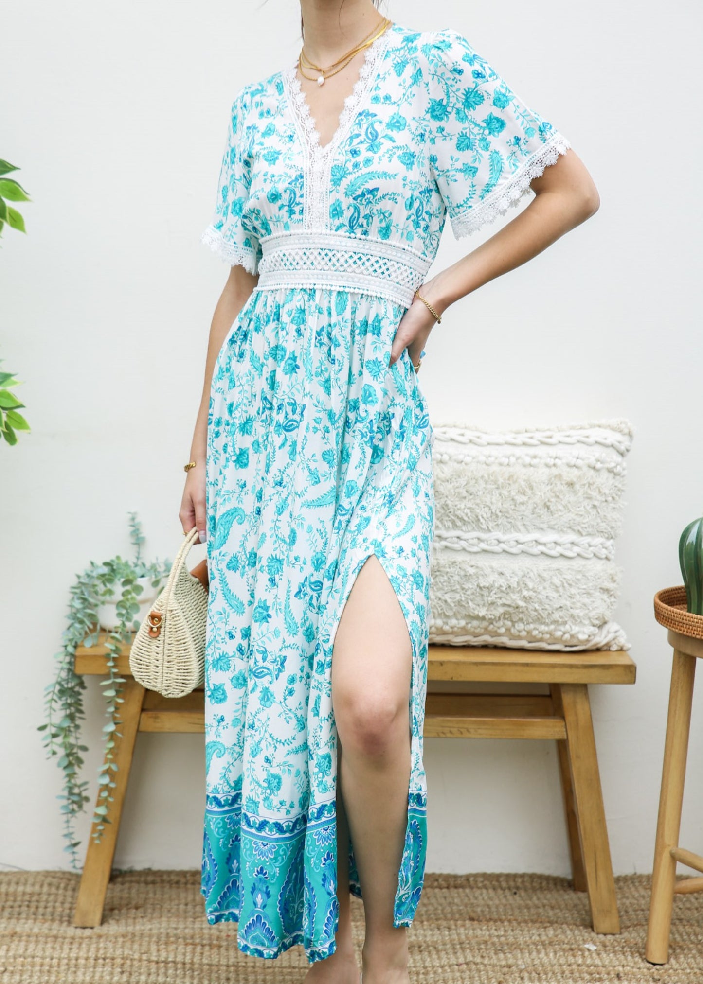 Vestido con abertura lateral y lazo en la espalda