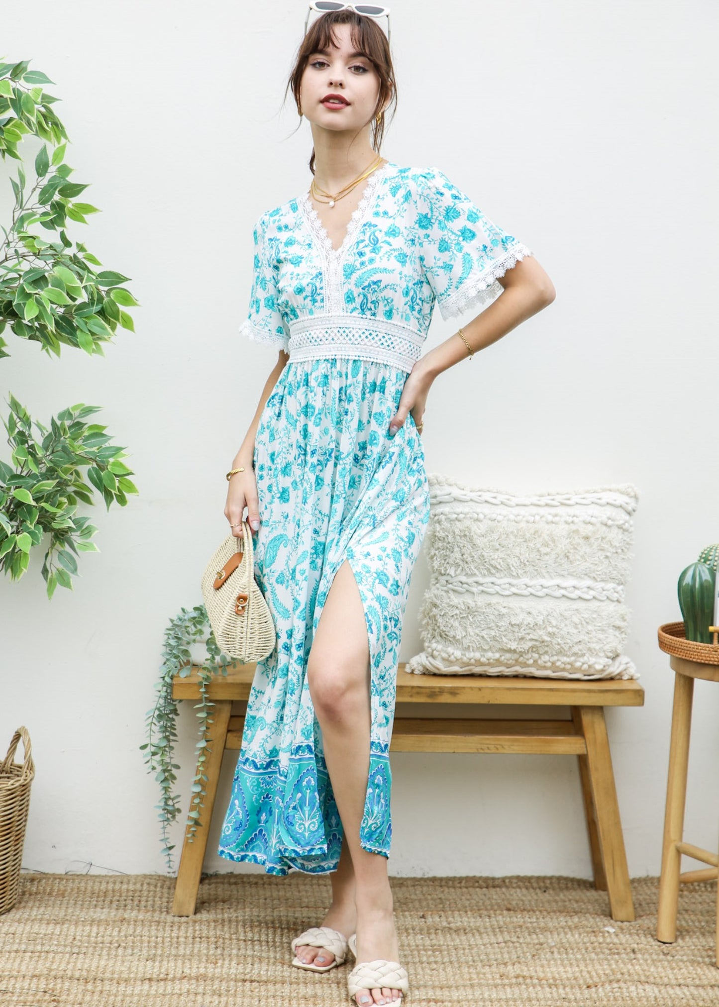 Vestido con abertura lateral y lazo en la espalda