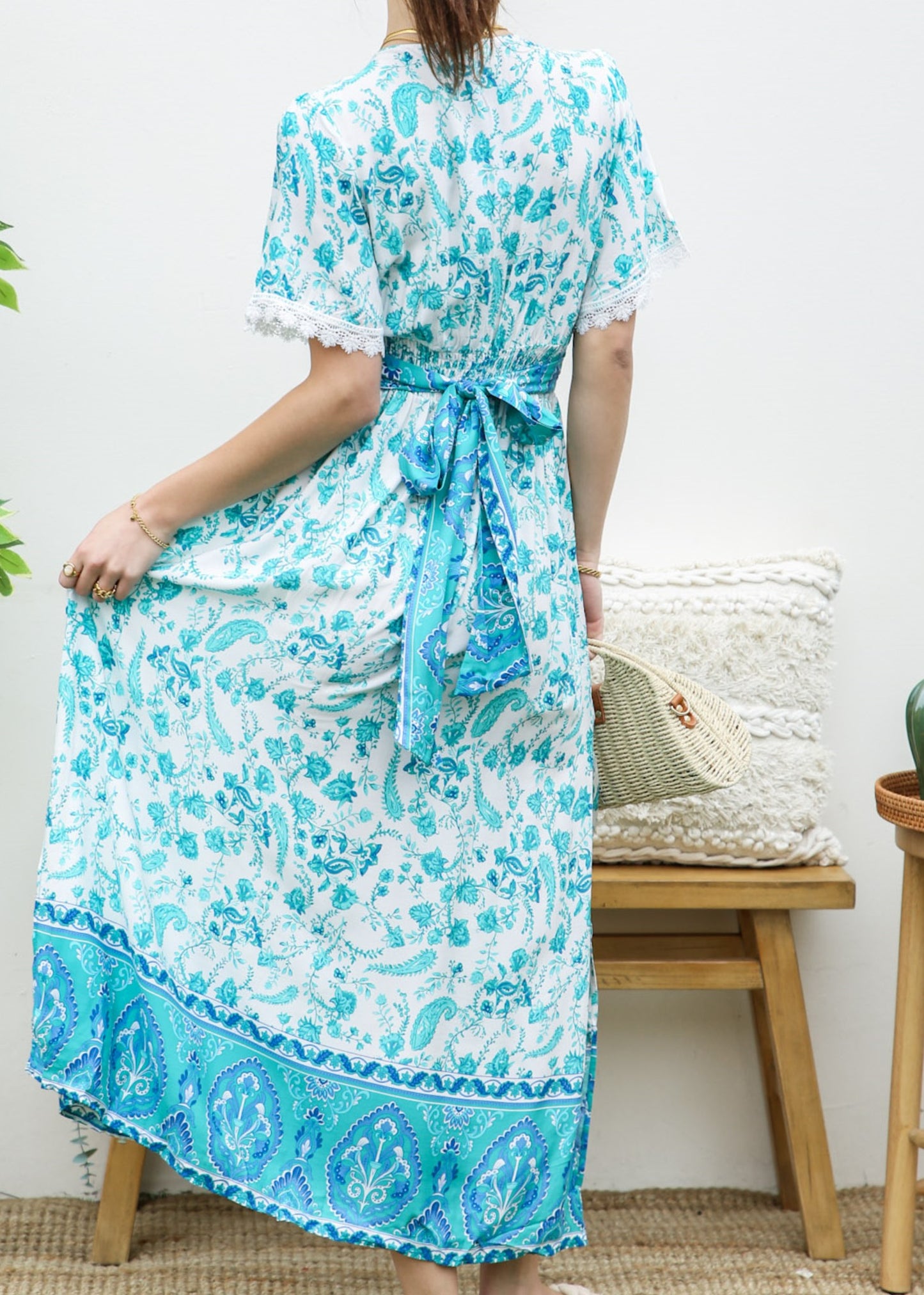 Vestido con abertura lateral y lazo en la espalda