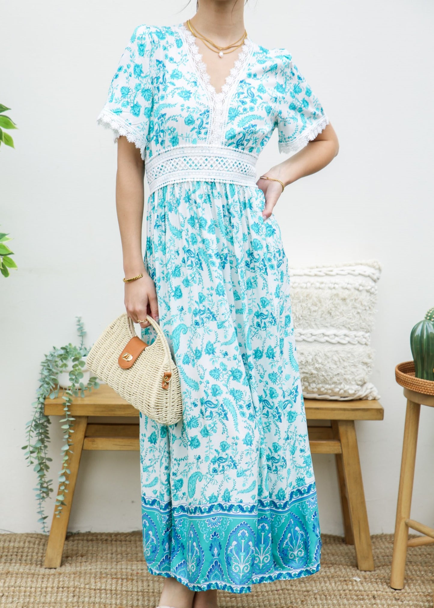 Vestido con abertura lateral y lazo en la espalda