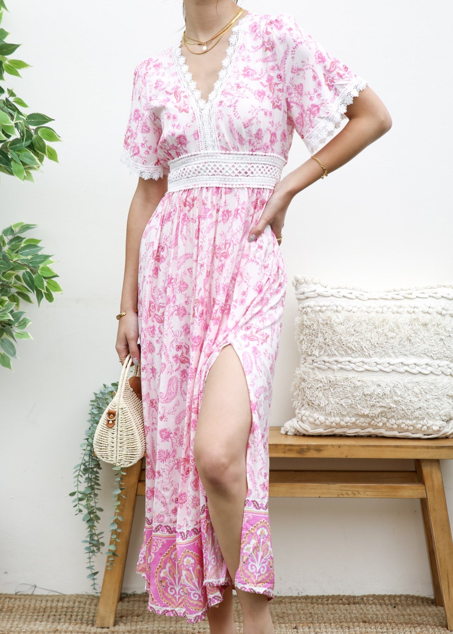 Vestido con abertura lateral y lazo en la espalda