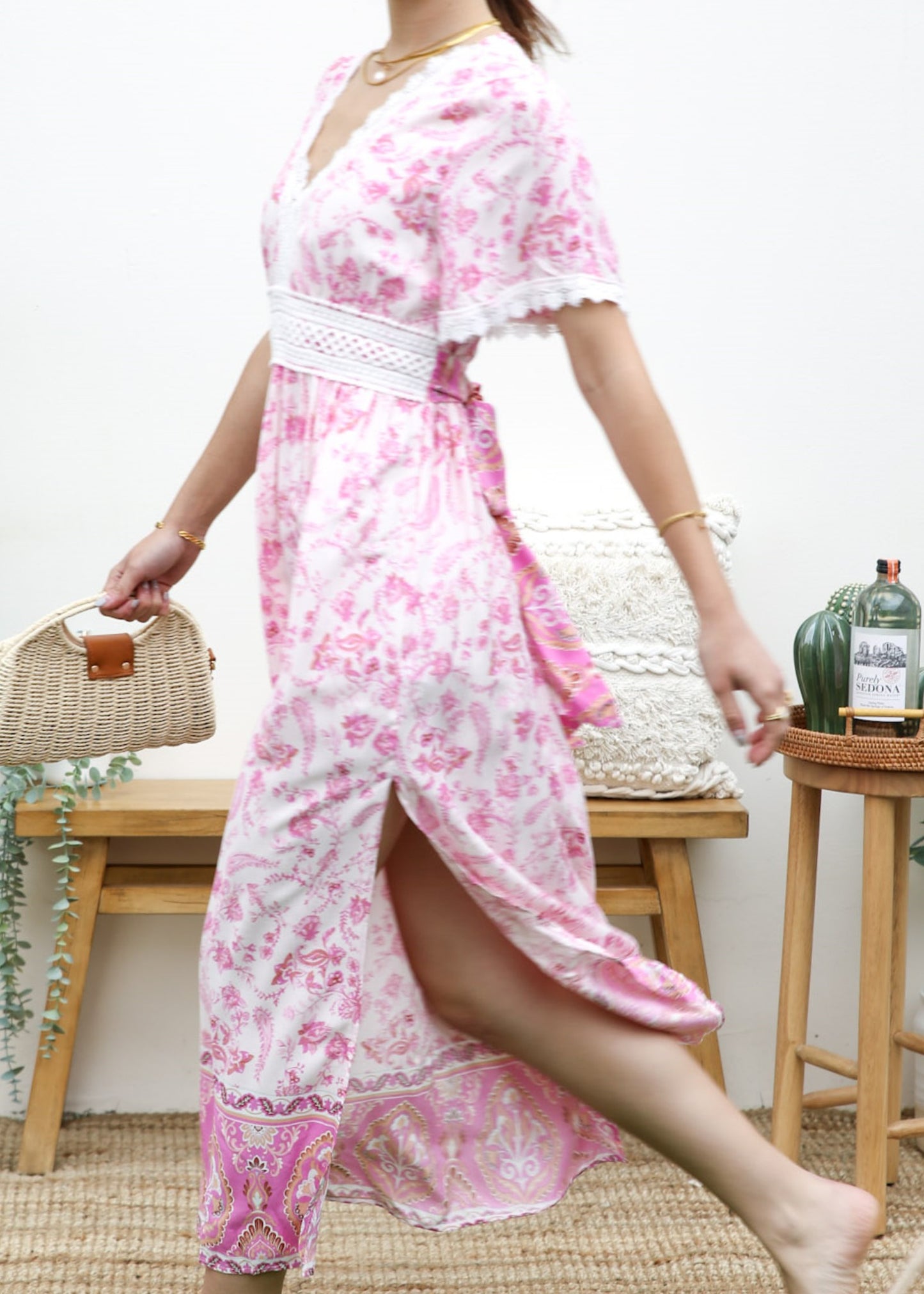 Vestido con abertura lateral y lazo en la espalda