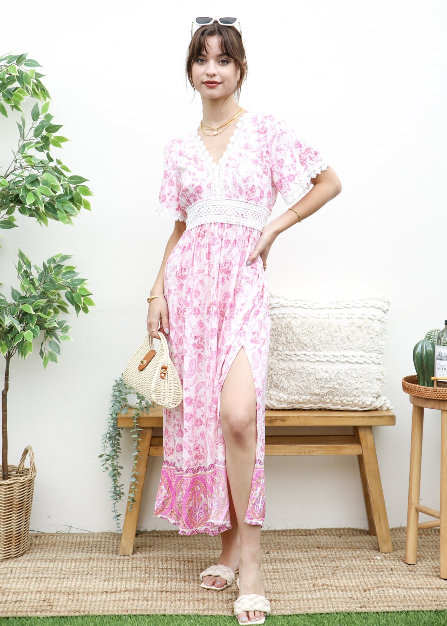 Vestido con abertura lateral y lazo en la espalda