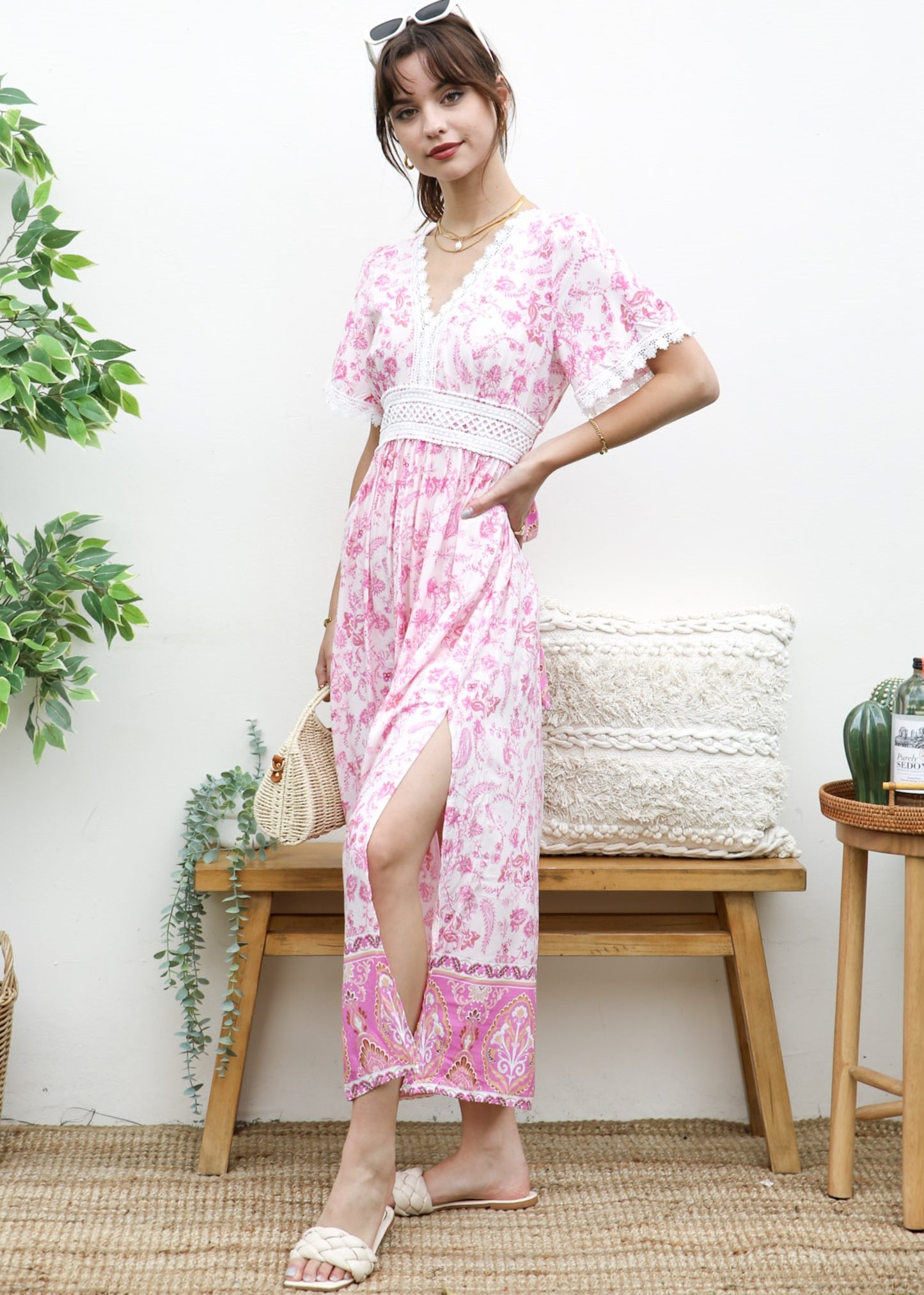 Vestido con abertura lateral y lazo en la espalda