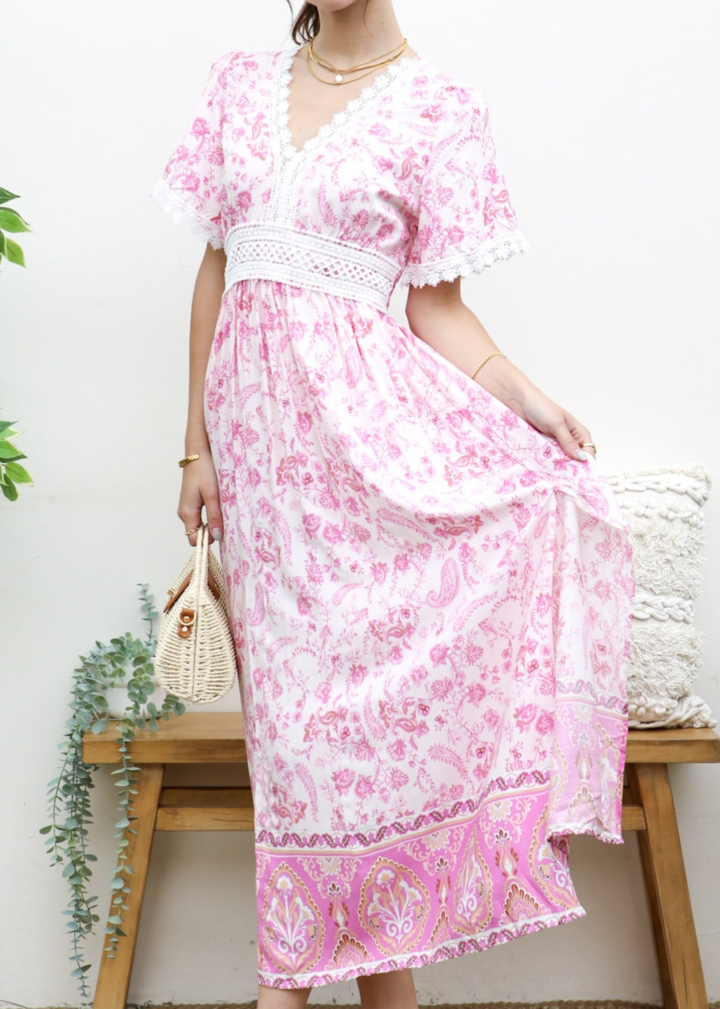 Vestido con abertura lateral y lazo en la espalda