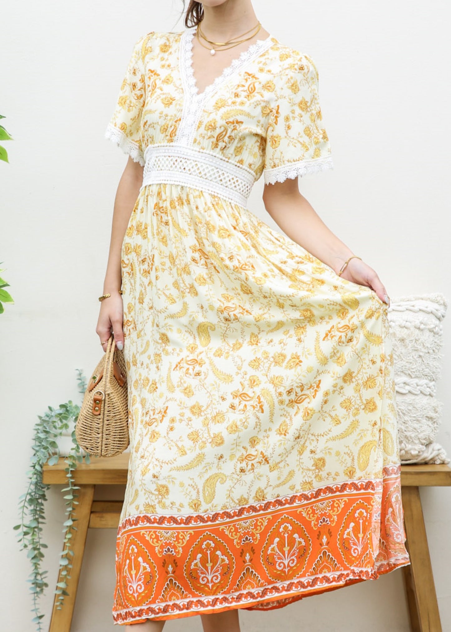 Vestido con abertura lateral y lazo en la espalda