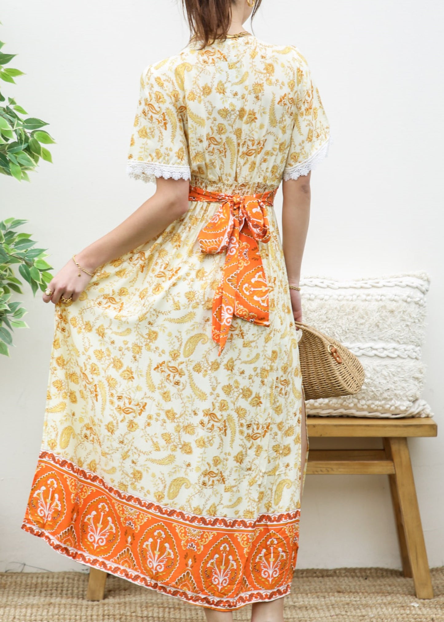 Vestido con abertura lateral y lazo en la espalda