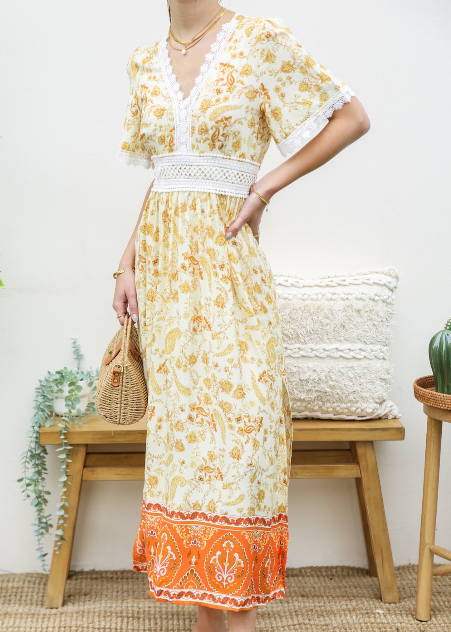 Vestido con abertura lateral y lazo en la espalda