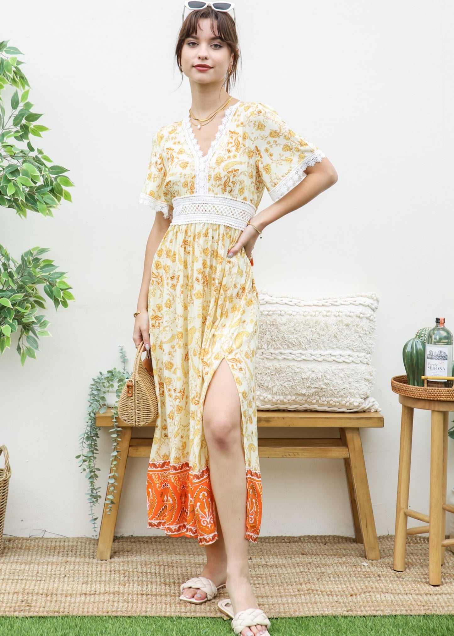 Vestido con abertura lateral y lazo en la espalda