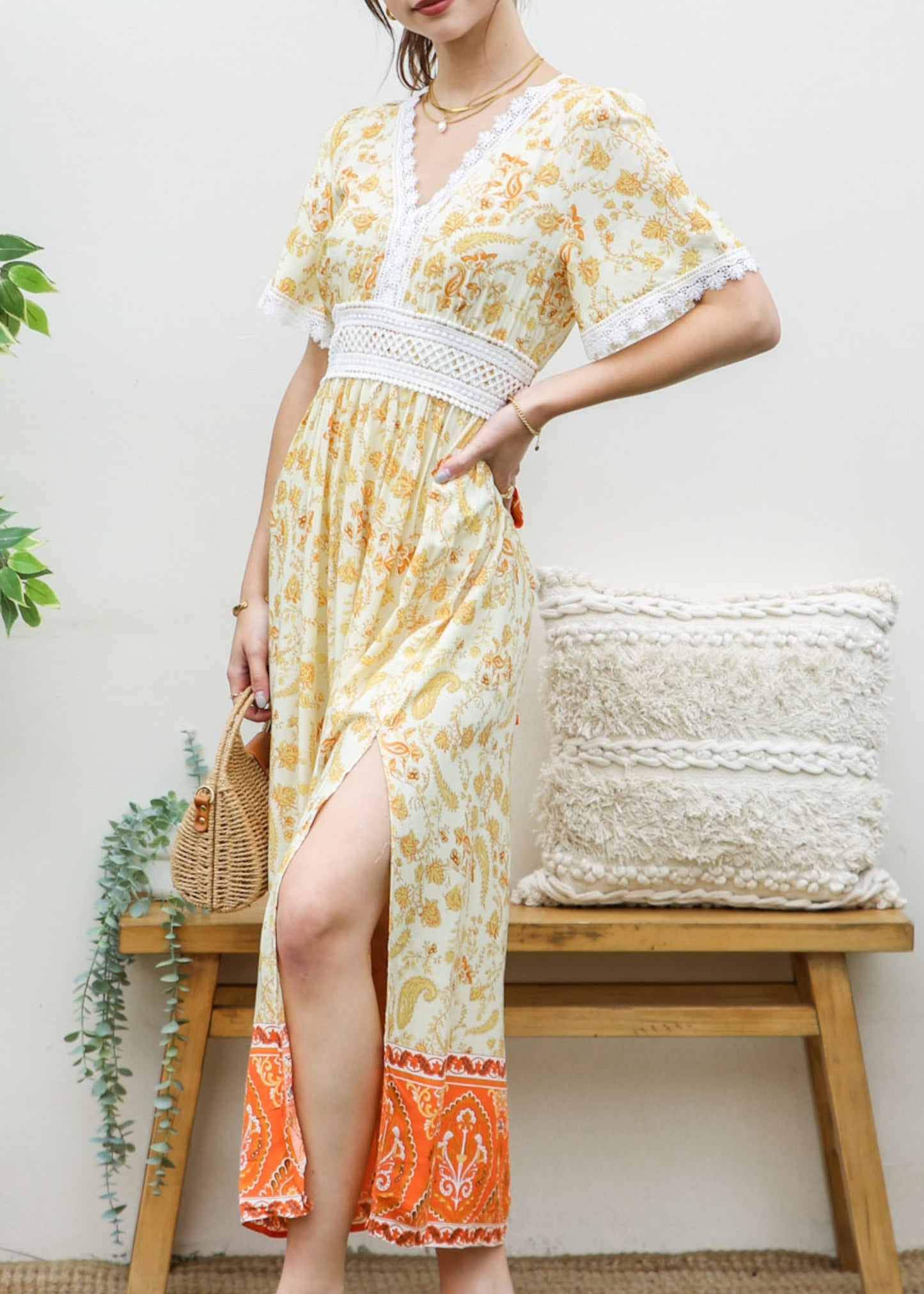 Vestido con abertura lateral y lazo en la espalda