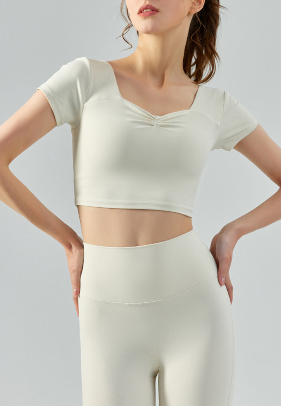 Camiseta corta de descanso con escote en forma de corazón