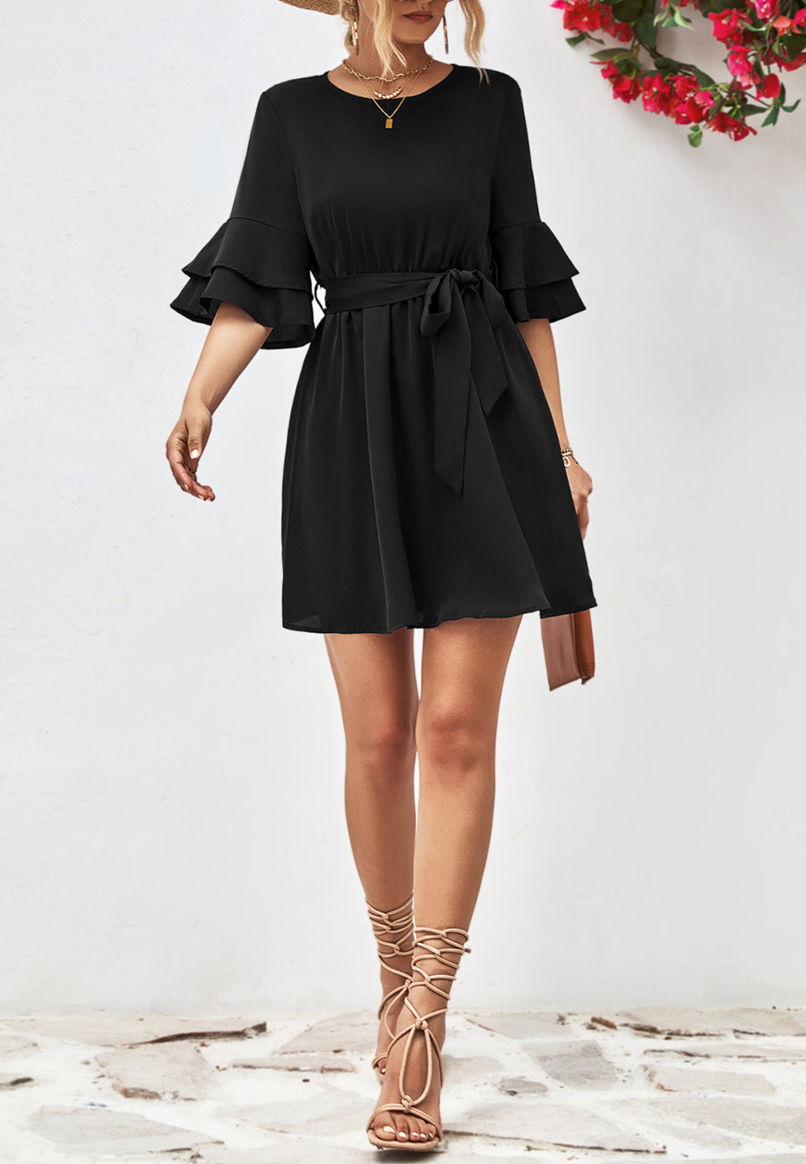 Vestido con mangas hasta el codo y capas