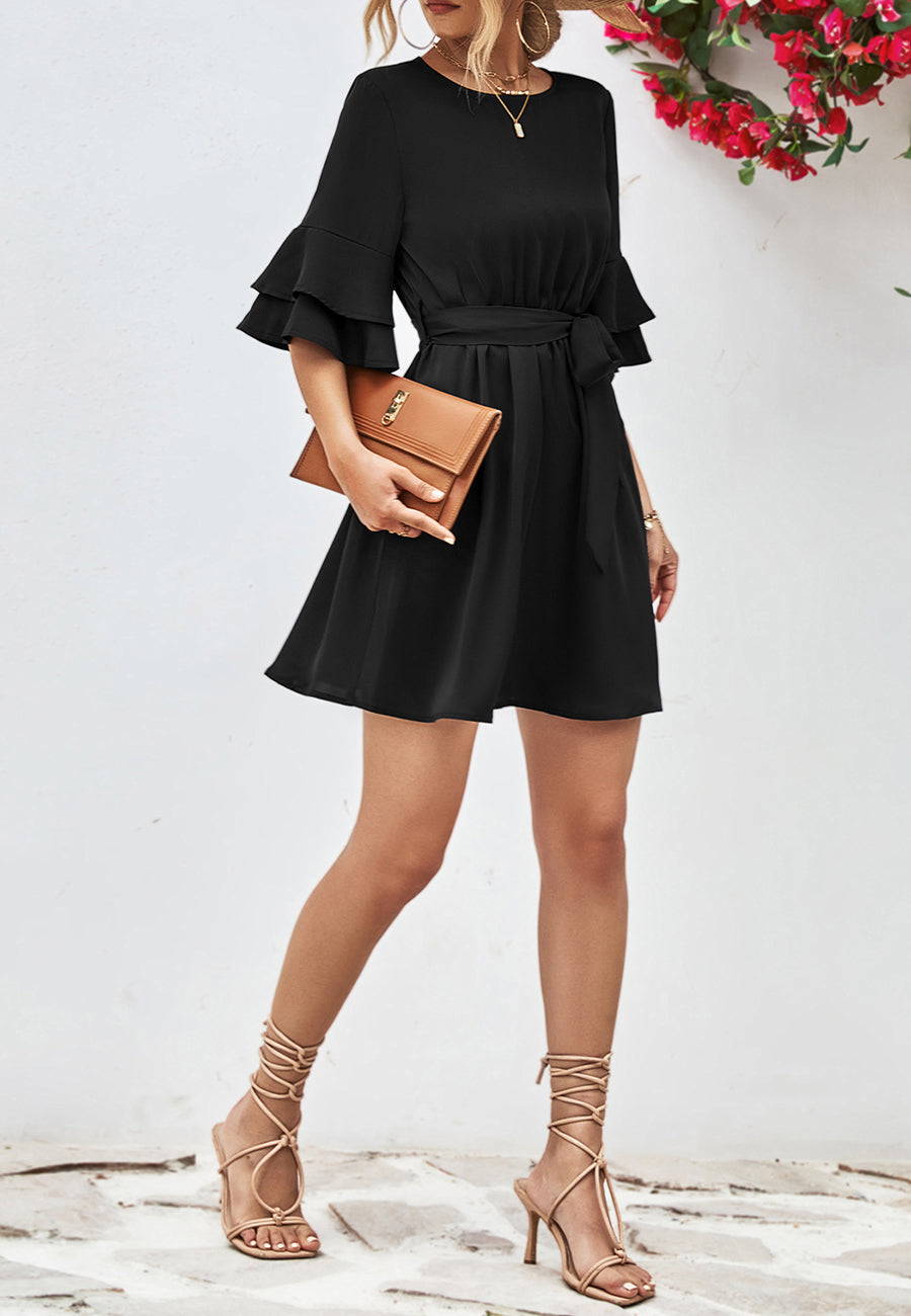 Vestido con mangas hasta el codo y capas