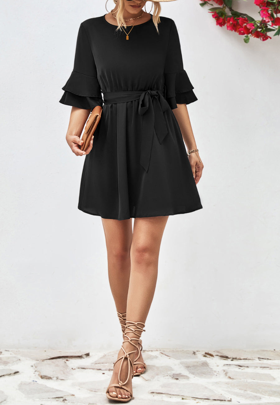 Vestido con mangas hasta el codo y capas
