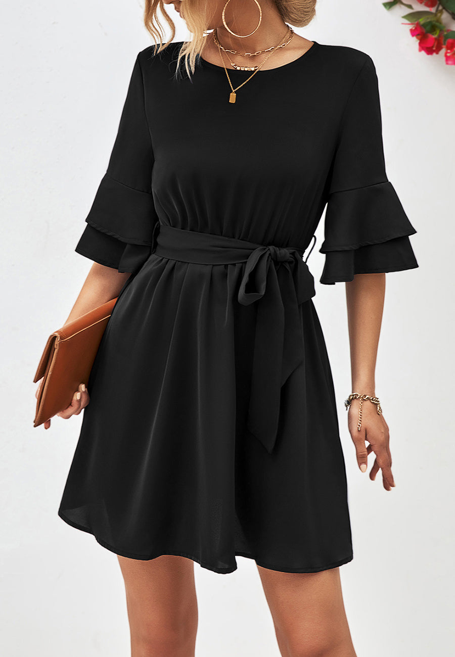 Vestido con mangas hasta el codo y capas