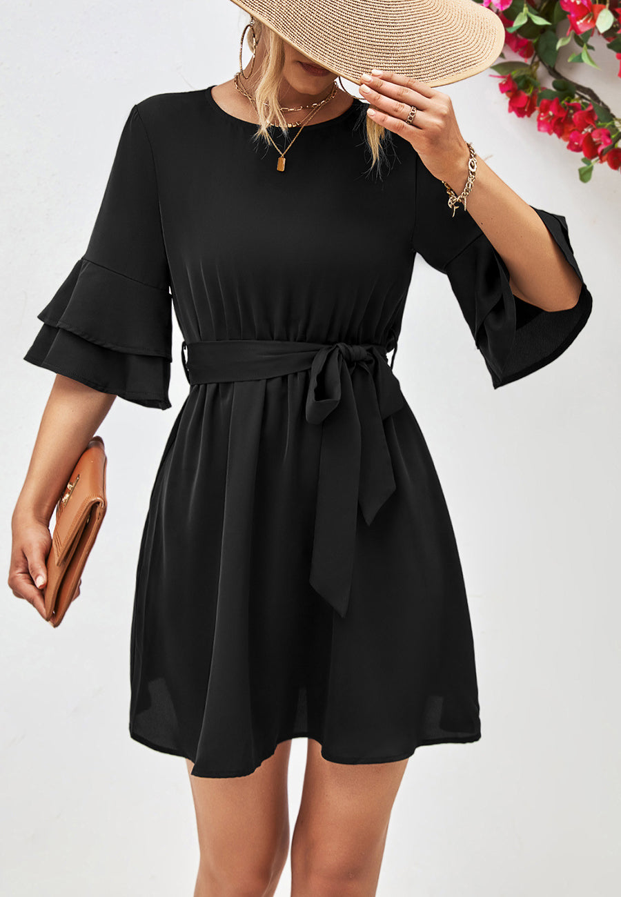 Vestido con mangas hasta el codo y capas