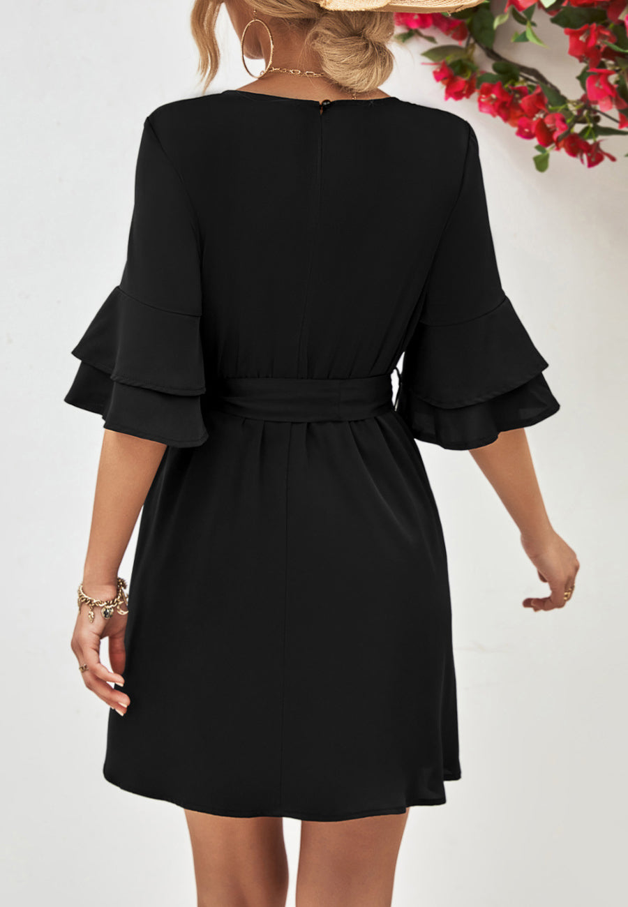 Vestido con mangas hasta el codo y capas