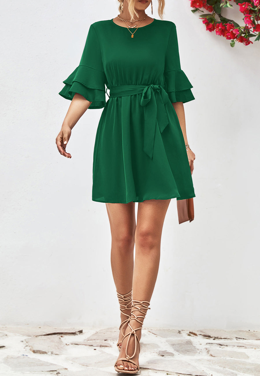 Vestido con mangas hasta el codo y capas