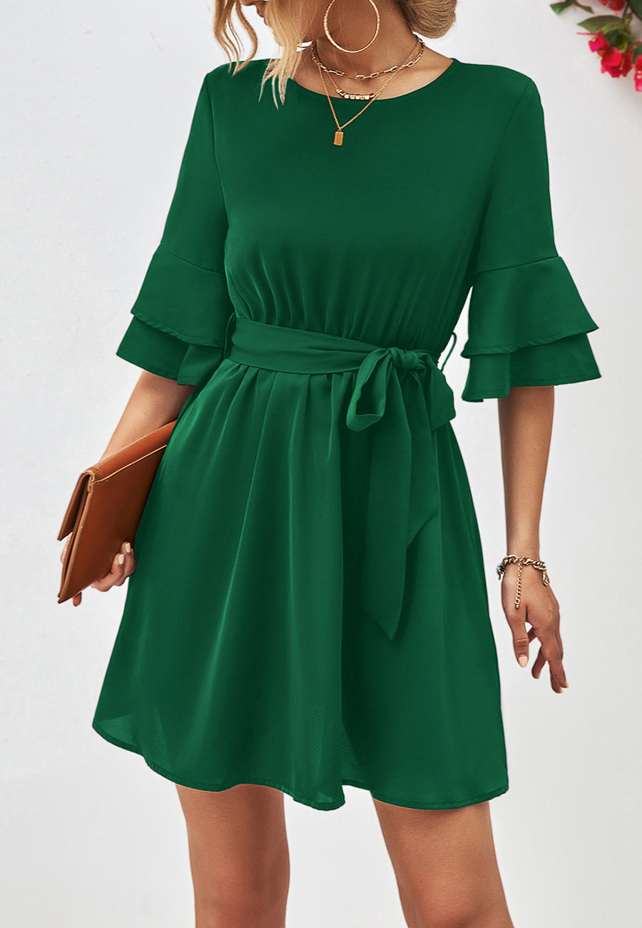 Vestido con mangas hasta el codo y capas