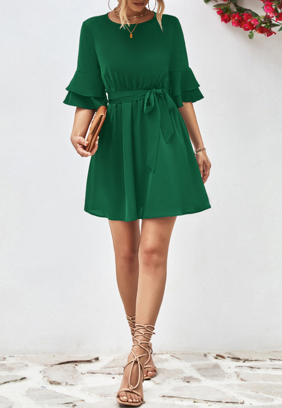 Vestido con mangas hasta el codo y capas