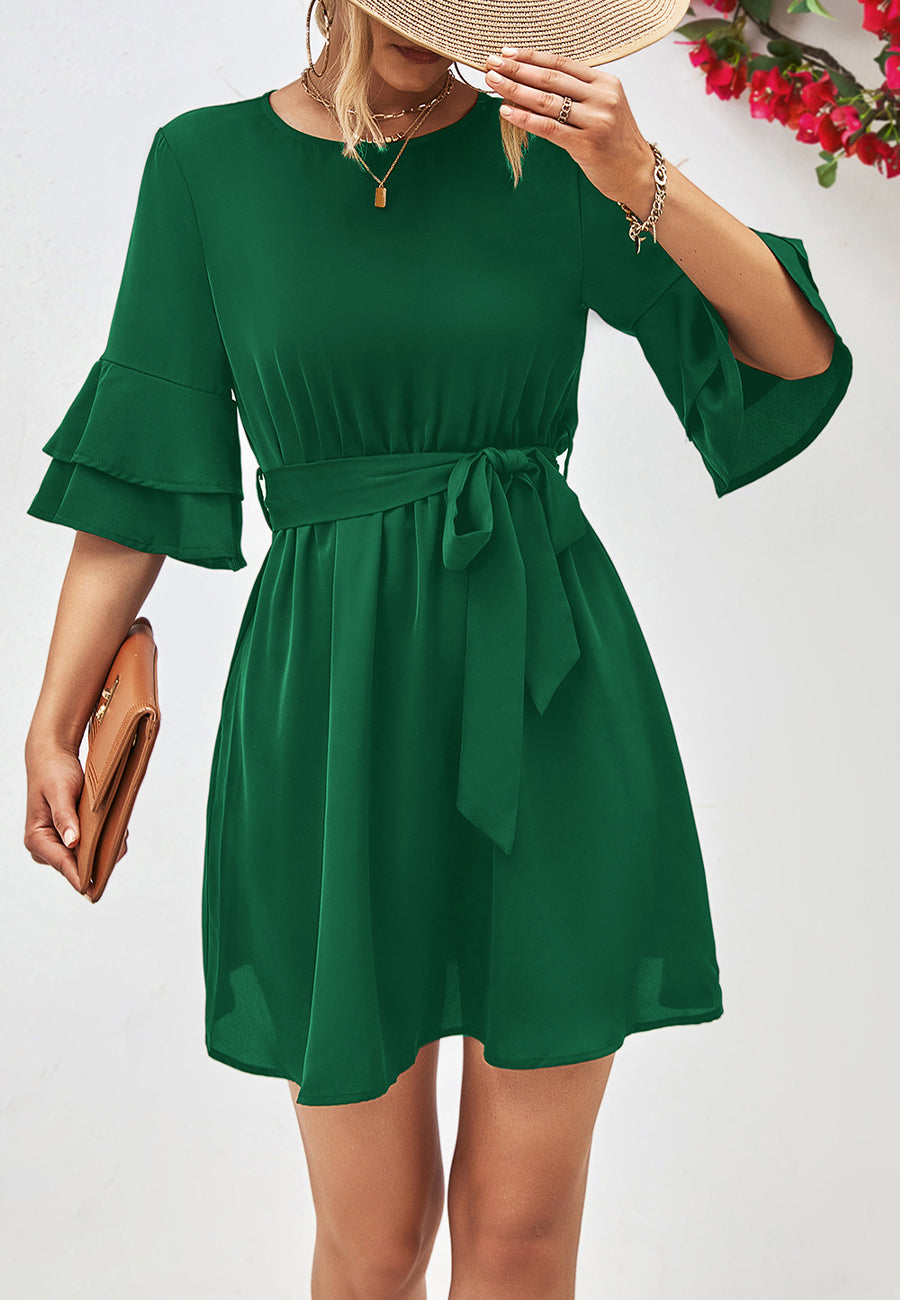 Vestido con mangas hasta el codo y capas