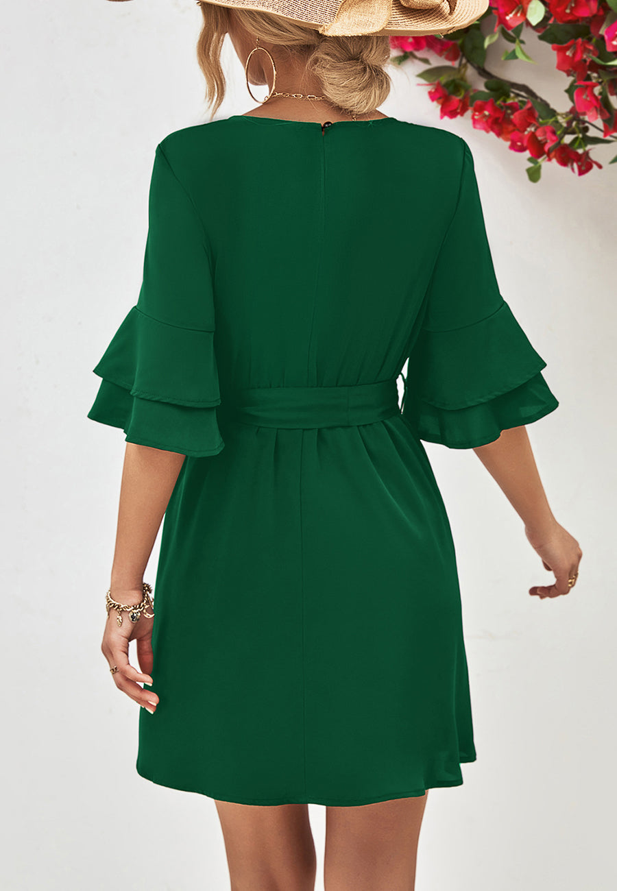 Vestido con mangas hasta el codo y capas