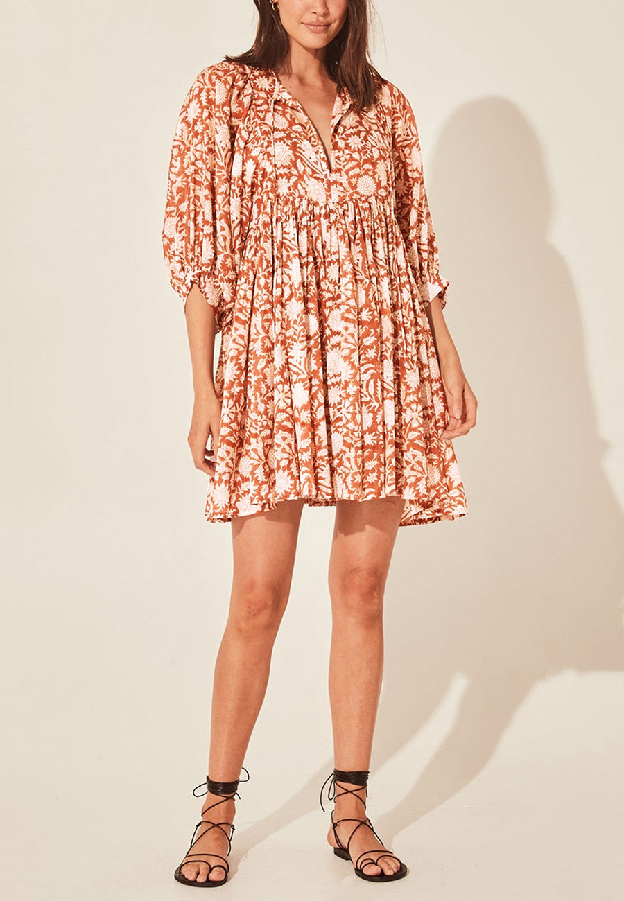 Vestido plisado con mangas dolman y estampado floral