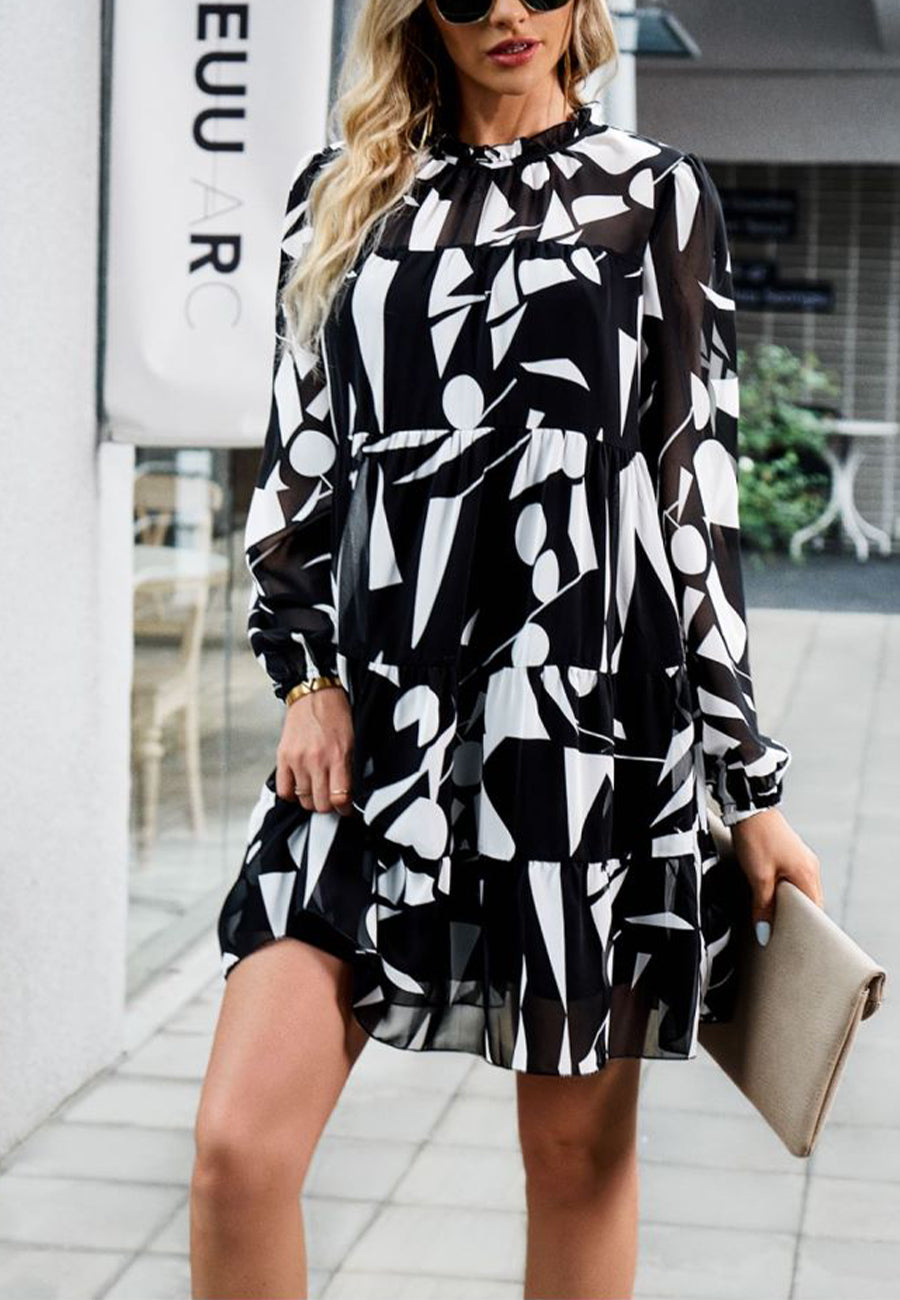 Vestido de manga larga con capas y estampado abstracto