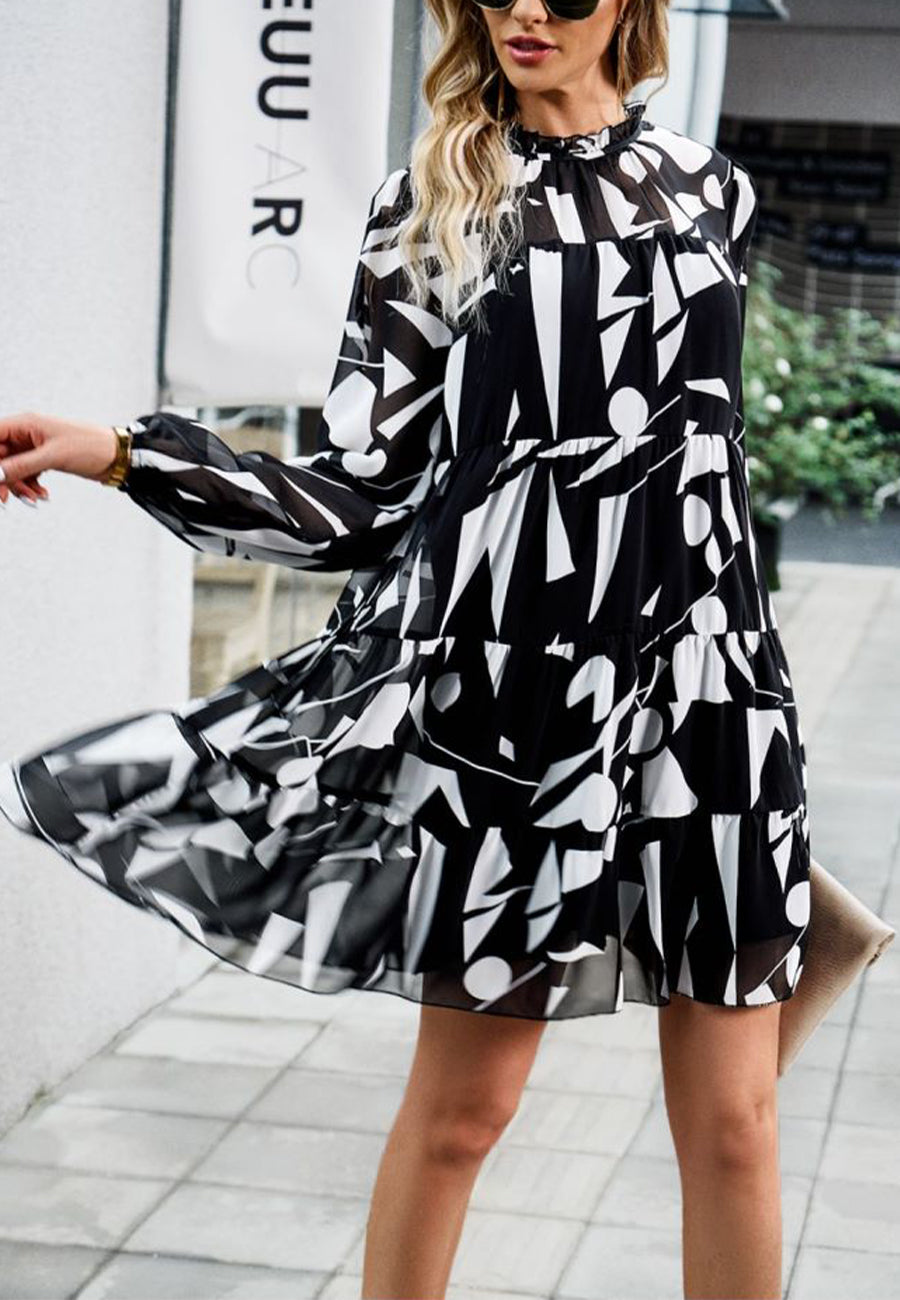 Vestido de manga larga con capas y estampado abstracto