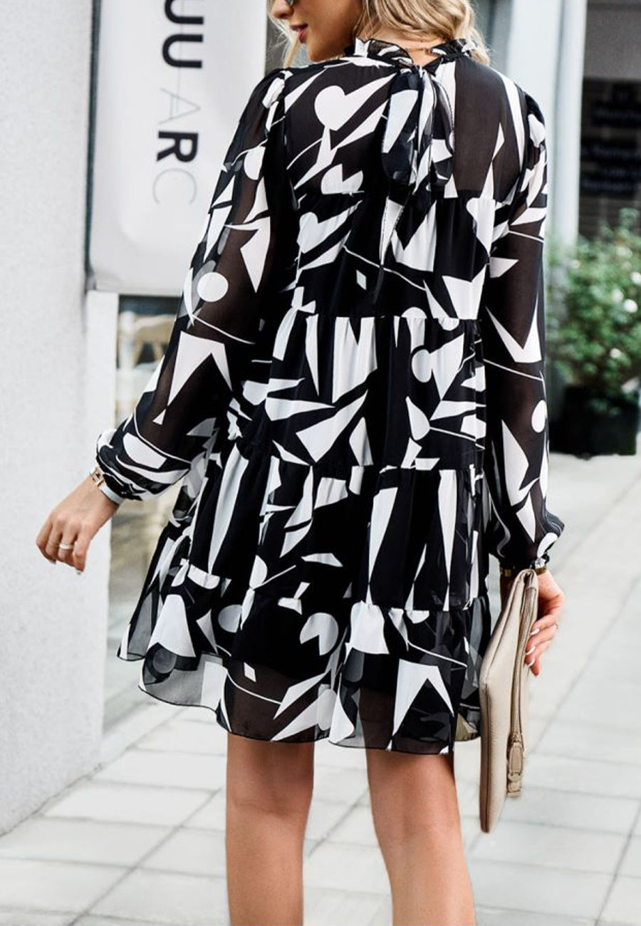 Vestido de manga larga con capas y estampado abstracto
