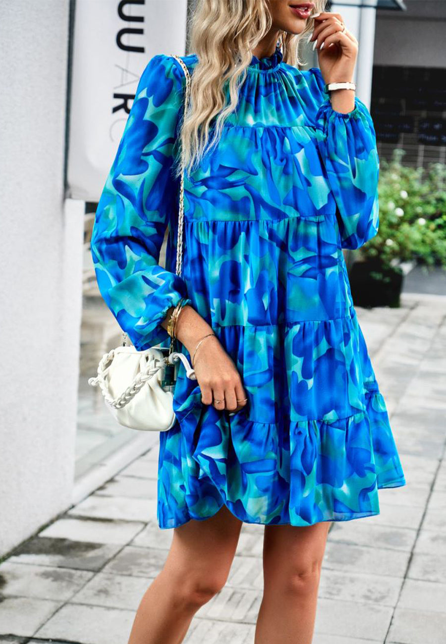 Vestido de manga larga con capas y estampado abstracto