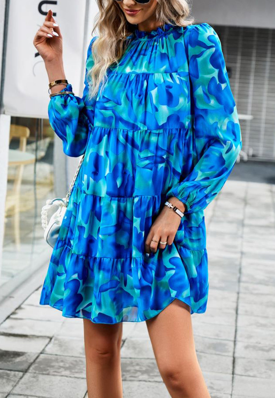 Vestido de manga larga con capas y estampado abstracto