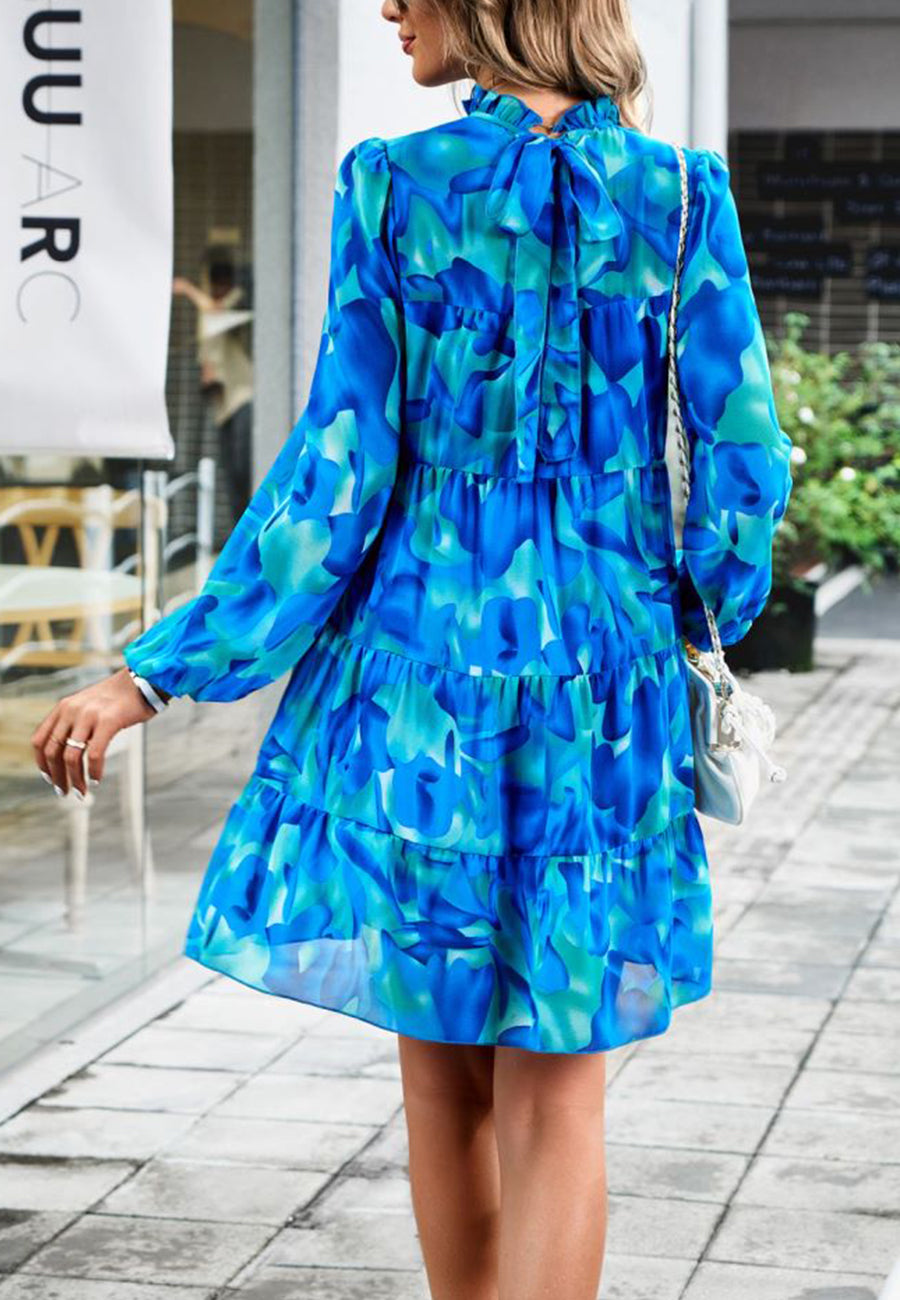 Vestido de manga larga con capas y estampado abstracto