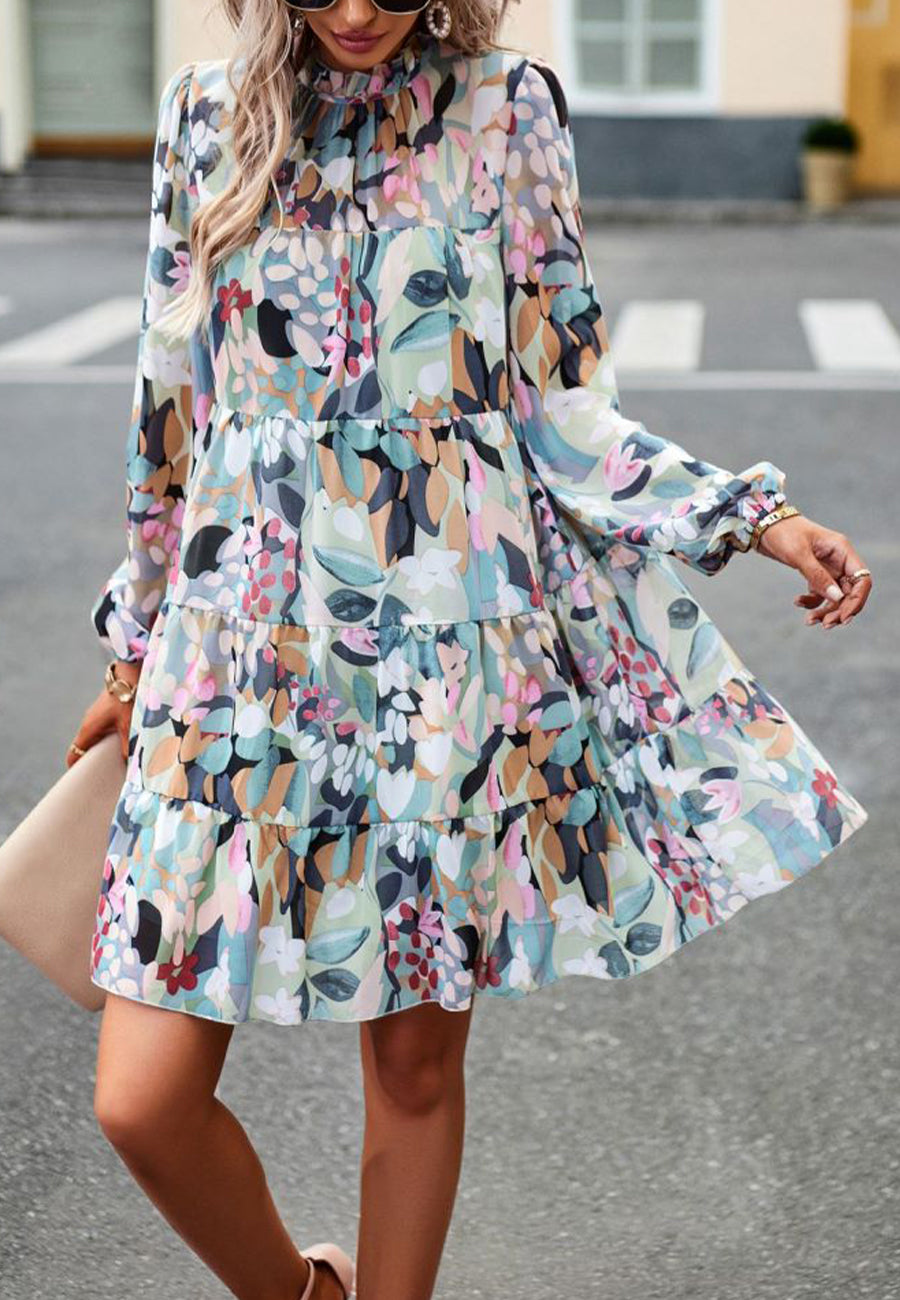 Vestido de manga larga con capas y estampado abstracto
