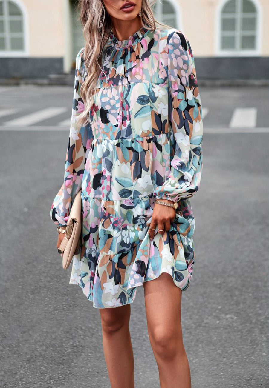 Vestido de manga larga con capas y estampado abstracto