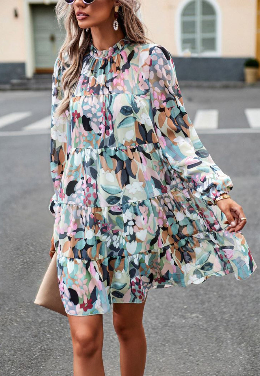Vestido de manga larga con capas y estampado abstracto