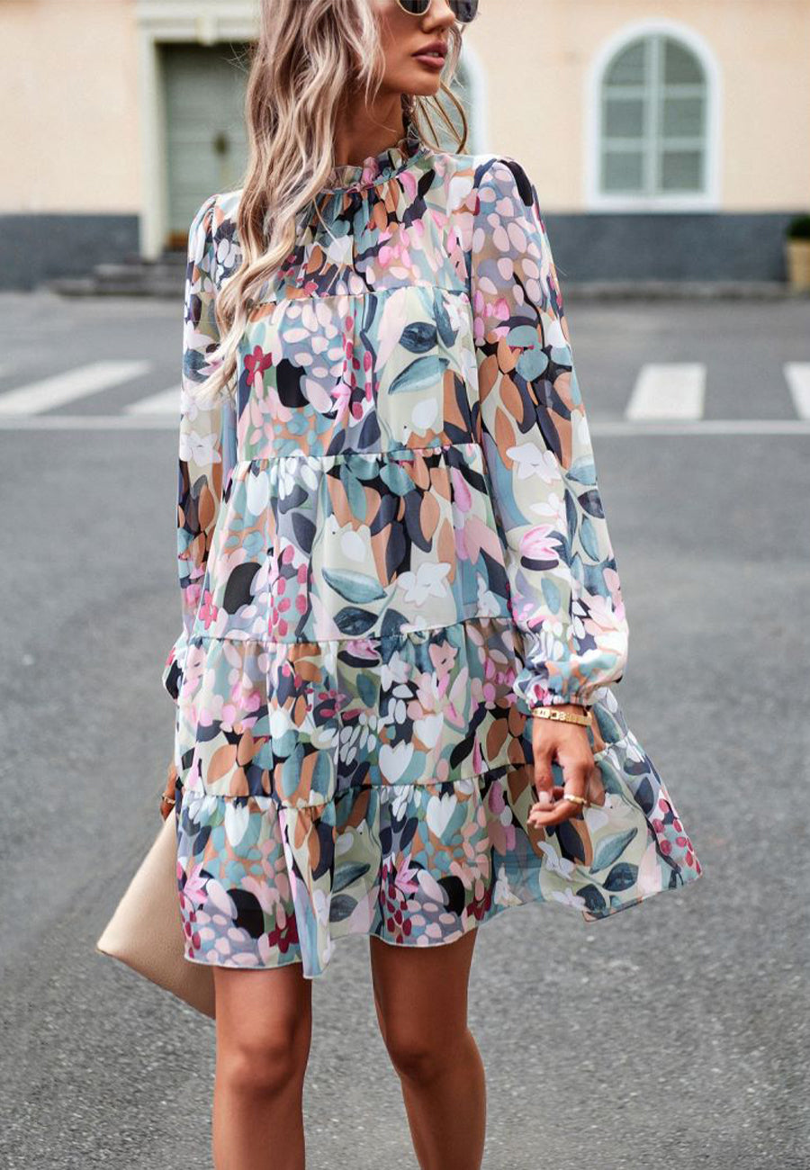 Vestido de manga larga con capas y estampado abstracto