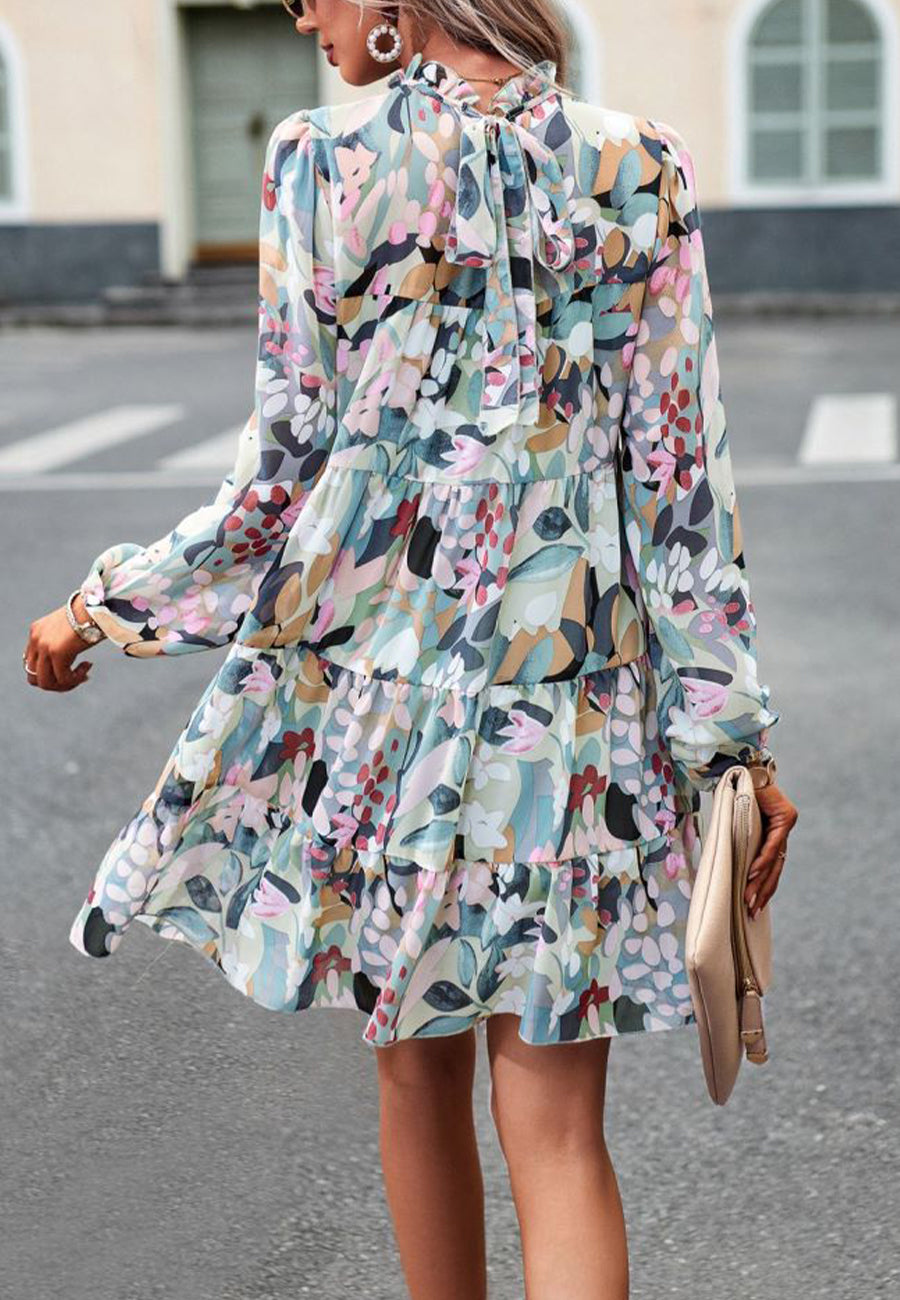 Vestido de manga larga con capas y estampado abstracto