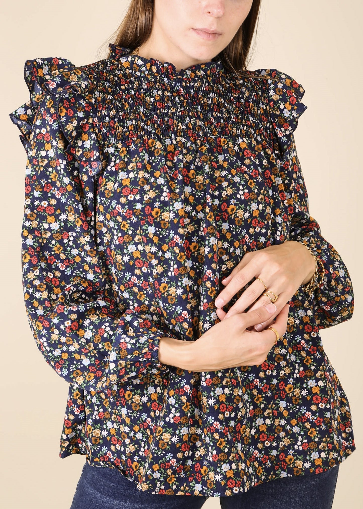 Blusa de manga larga con cuello fruncido y volantes