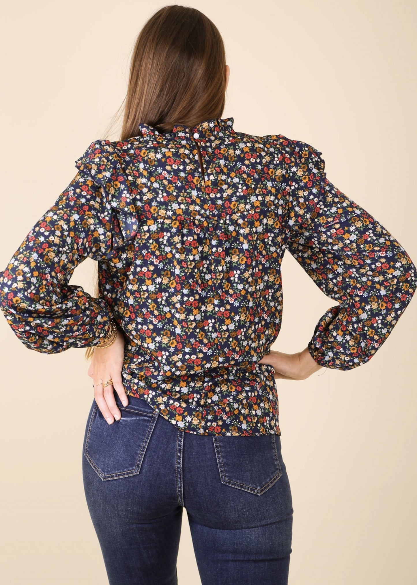 Blusa de manga larga con cuello fruncido y volantes