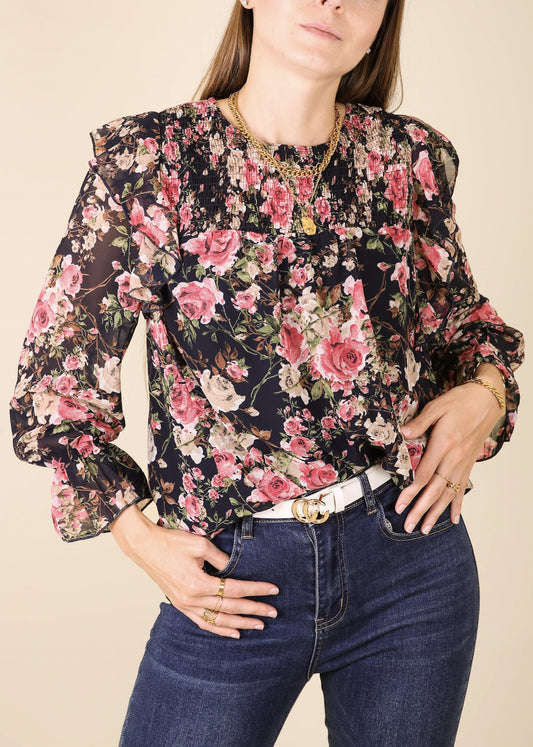 Blusa con detalle fruncido y volantes en los hombros