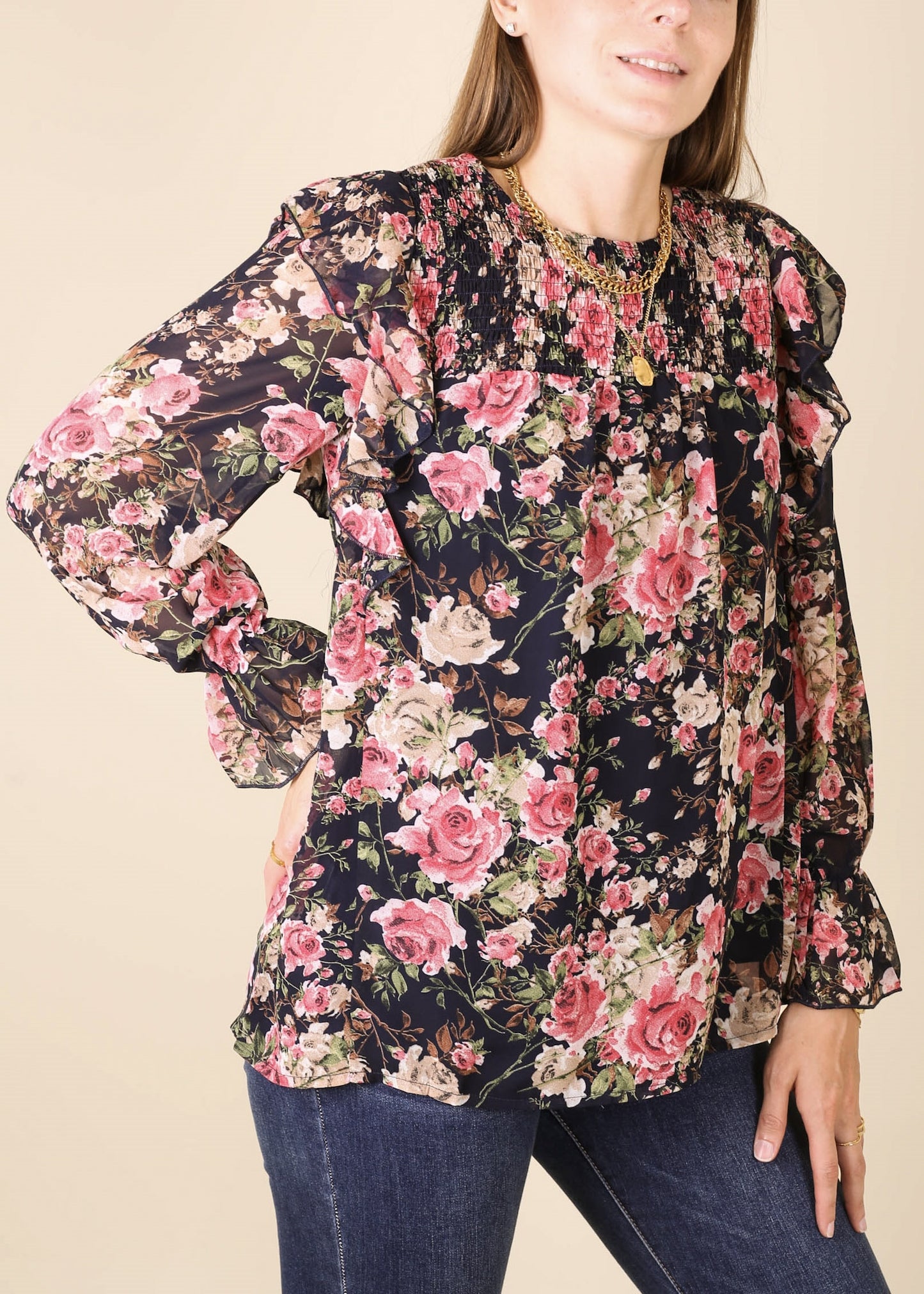 Blusa con detalle fruncido y volantes en los hombros